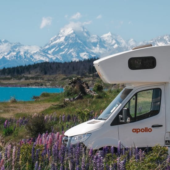Autocamper foran sø og bjerge i New Zealand